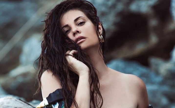 Μαρία Κορινθίου: «Έριξε» το Instagram - Πόζαρε με τα εσώρουχα στο κρεβάτι (pic)