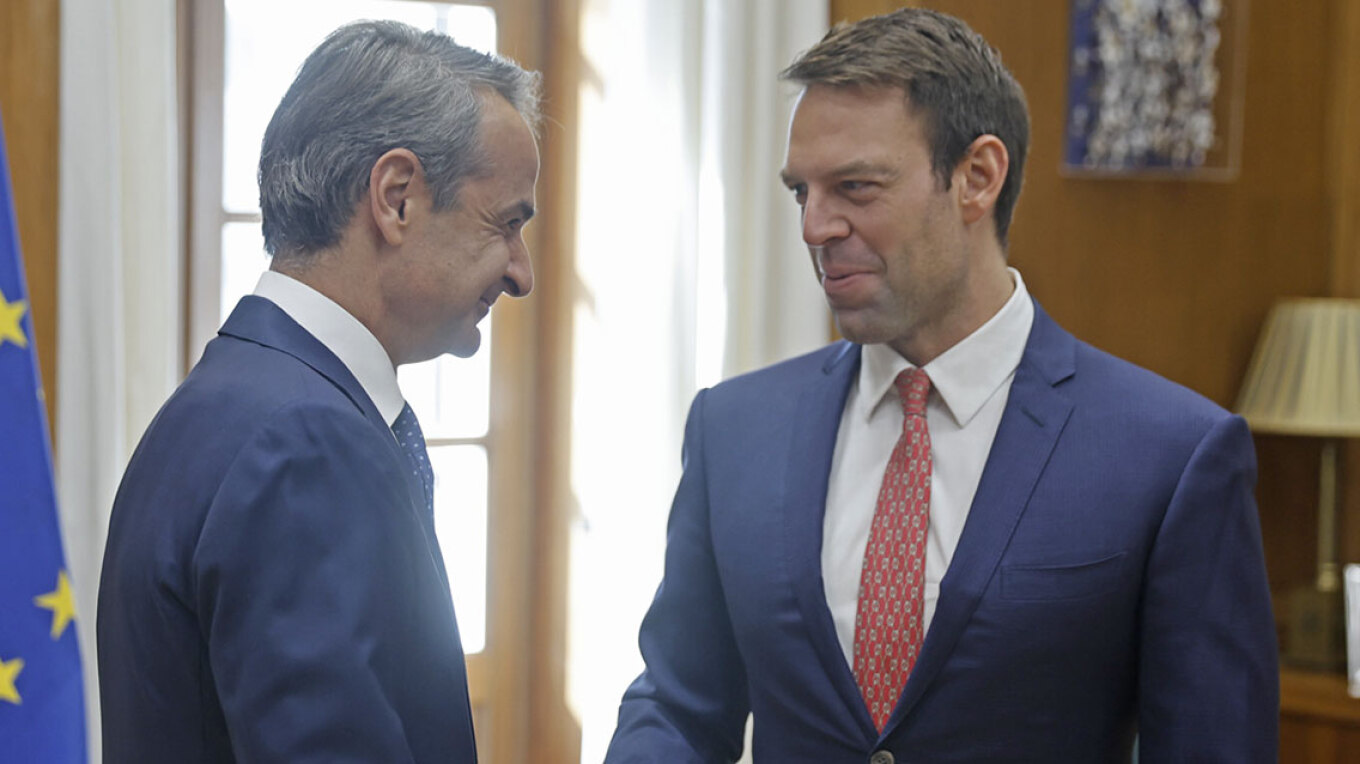 «Τετ-α-τετ» Μητσοτάκη με Κασσελάκη στην Βουλή - Τι συζήτησαν μπροστά στις κάμερες;