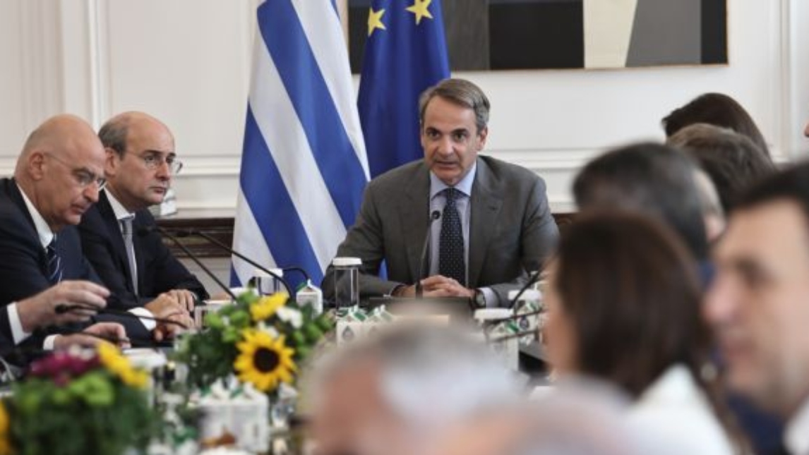 Σε ποιους μειώνεται κατά 50% το τέλος επιτηδεύματος μετά τις εξαγγελίες Μητσοτάκη; 