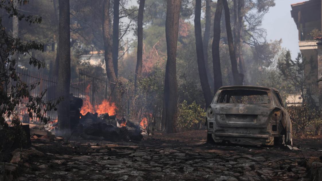 Μάχη με τις φλόγες στην Αχαΐα - Απομακρύνθηκαν παιδιά από κατασκήνωση