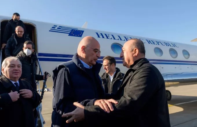 Η «διπλωματία των σεισμών» έφερε κοντά Δένδια και Τσαβούσογλου 