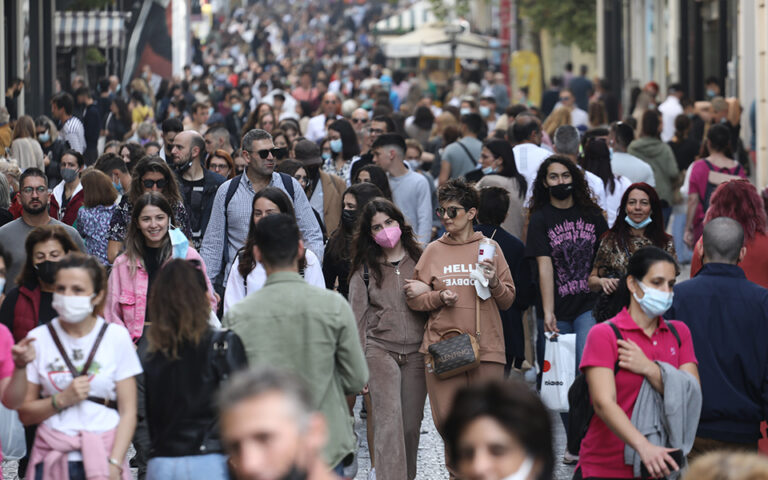 Ο κορωνοϊός... επέστρεψε: Σύσταση για χρήση μάσκας σε κλειστούς χώρους, νοσοκομεία και ΜΜΜ